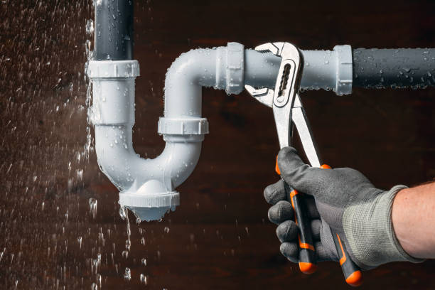 Professional Plumbing technician working in DHS, VA